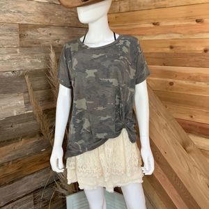 Jodifl front knot, super soft camo tee in Large💗